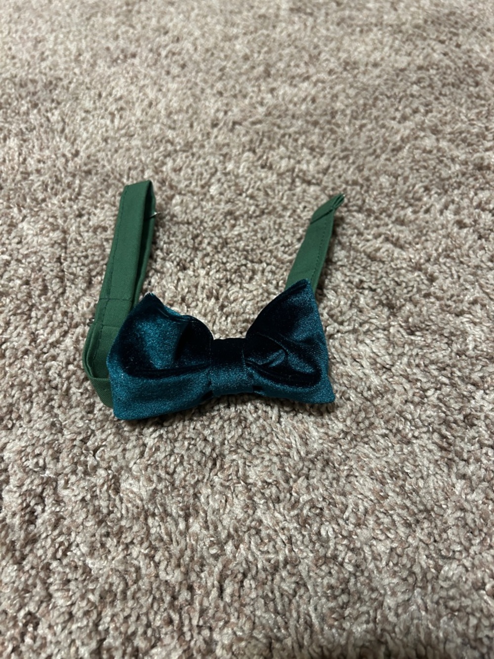 Green Velvet Bow Tie - Unbranded